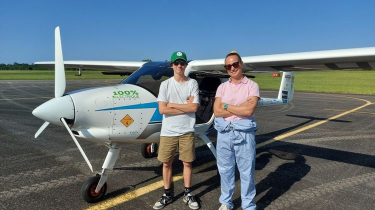 Gabriel et Elizabeth devant le Velis electro lors de l'étape à l'aéroport Auch-Gers